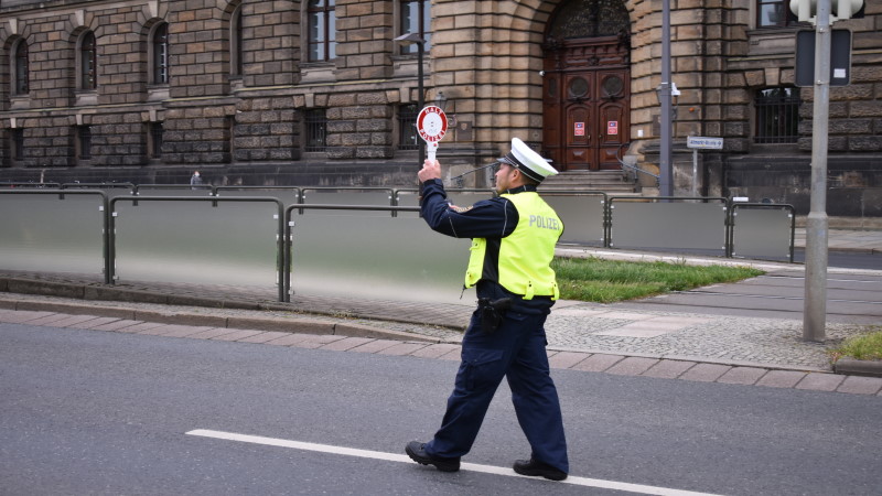 "Respekt durch Rücksicht" - Polizeikontrollen an Plätzen in der Innenstadt  Foto: © MeiDresden.de
