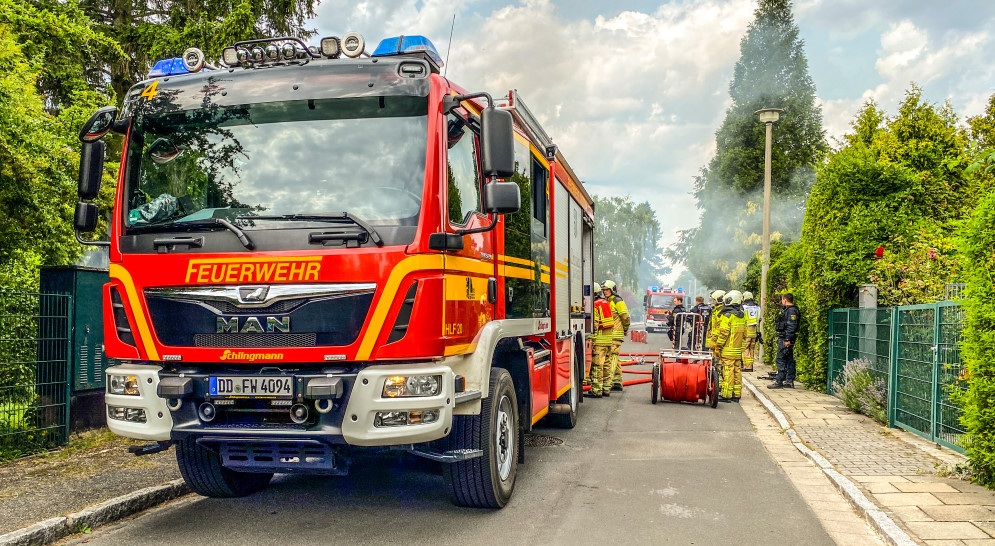 © Feuerwehr Dresden -  Hilfeleistungslöschgruppenfahrzeug mit Mannschaft bei Brandeinsatz