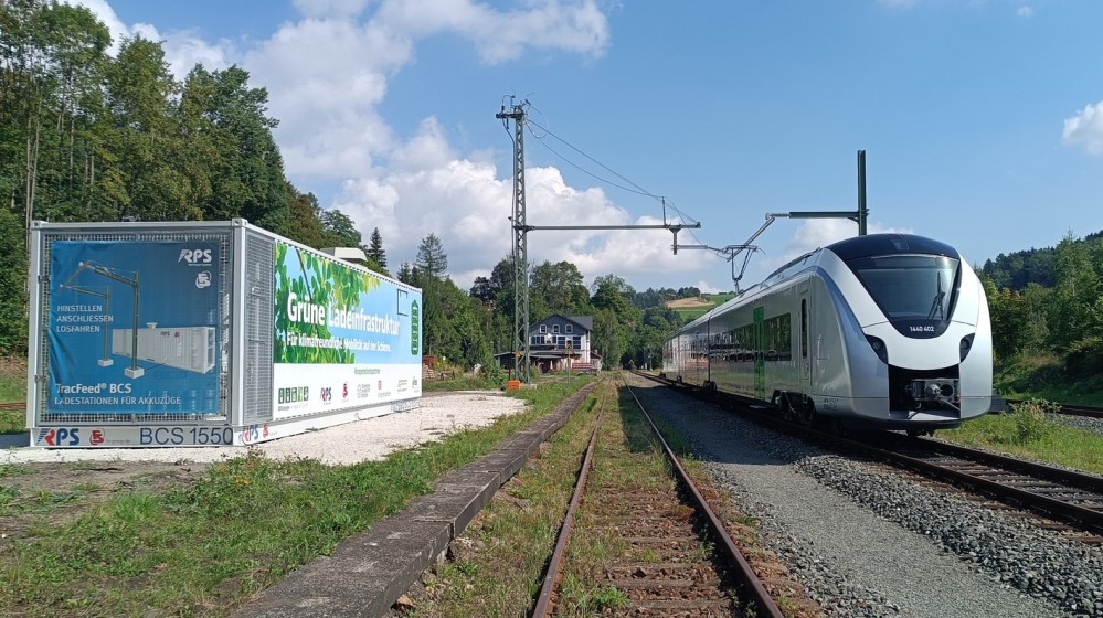 Blick in die Zukunft: Mobile Ladestation in Annaberg-Buchholz Süd, Akkuzug Coradio Continental. Foto: Hösel/VMS