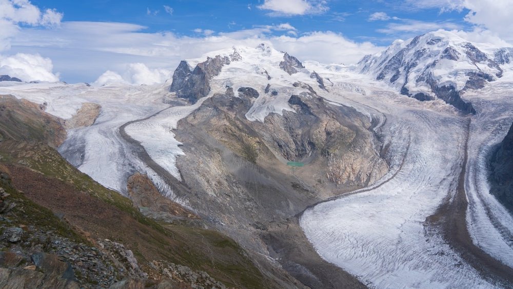    In der Mitte Monte Rosa Massiv, höchste Erhebung 4634m. Rechts Liskamm 4527m.   Symbolfoto Pixabay