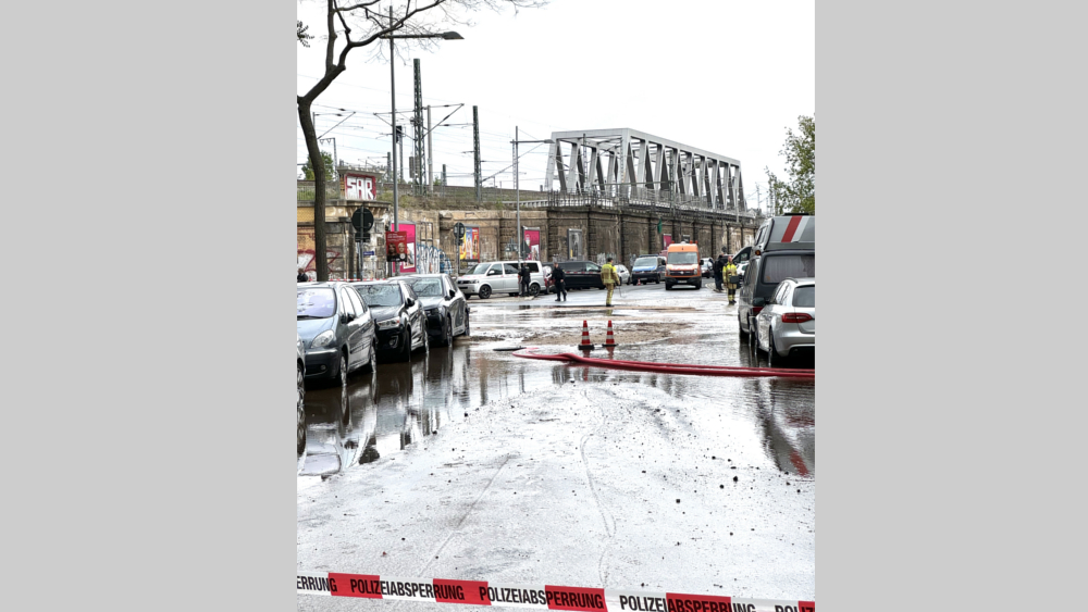 © Feuerwehr Dresden Abgesperrte und überschwemmte Straße