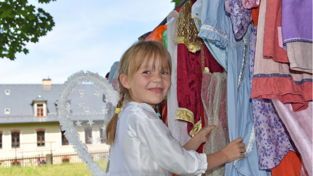 Im Kostümfundus stöbern und sich verkleiden. Das geht beim Märchenfest am 21 Juli auf der Festung Königstein ©Festung Königstein gGmbH