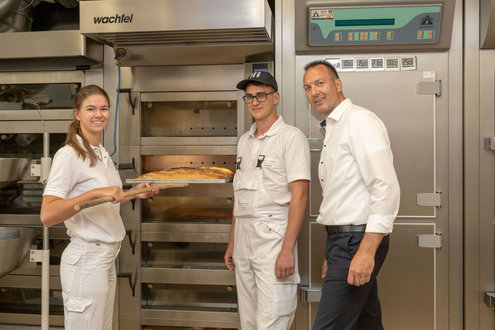 Studentin Maria Kain Azubi Niklas Jaritz und GF Dirk Willkomm  Foto: © Dresdener Mühle/Katharina Grottker  