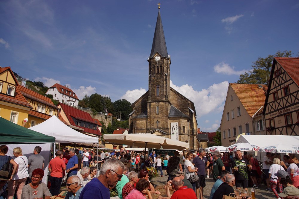 Fotos: J. Weber Musik, Gauklern und leckeren Produkte aus der Region sind auch am Sonntag, dem 01. September wieder die Wohlfühlfaktoren am Naturmarkt Sächsische Schweiz der Nationalpark- und Forstverwaltung in Stadt Wehlen.