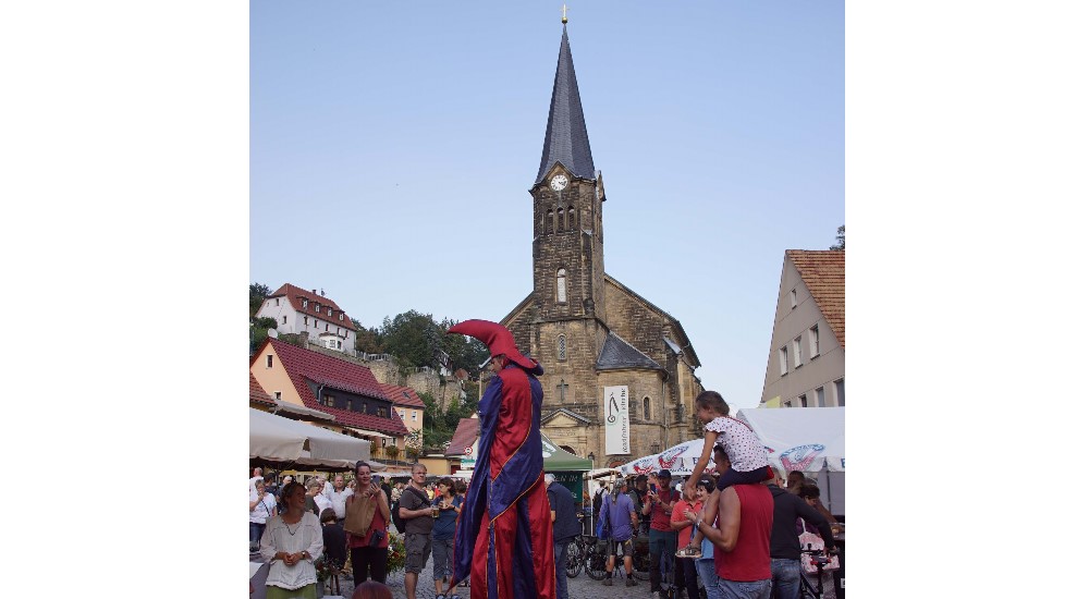 Fotos: J. Weber Musik, Gauklern und leckeren Produkte aus der Region sind auch am Sonntag, dem 01. September wieder die Wohlfühlfaktoren am Naturmarkt Sächsische Schweiz der Nationalpark- und Forstverwaltung in Stadt Wehlen.