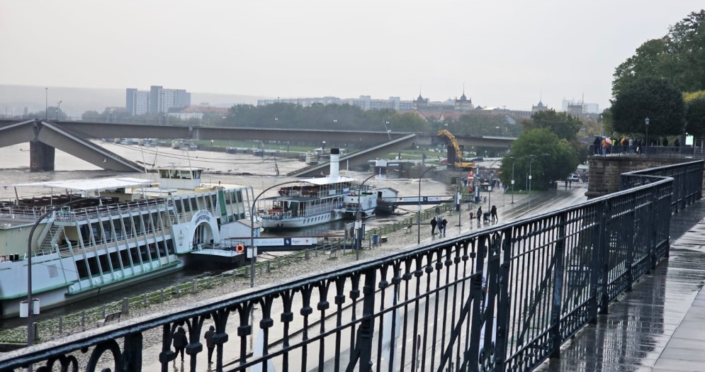 Sperrung der Schifffahrt aufgrund des Teileinsturzes der Carolabrücke / Dresden. Foto: MeiDresden.de