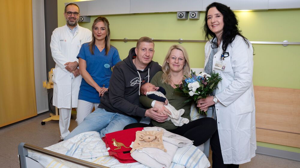  Frau Prof. Pauline Wimberger (r.), Direktorin der Klinik für Frauenheilkunde und Geburtshilfe, Prof. Cahit Birdir (l.), leitender Oberarzt im Kreißsaal und Schwester Johanna (2.v.l.) gratulieren Anna Neumann und Tony Jung zu ihrem Sohn Bruno, der als 2.000 Baby am Uniklinikum in diesem Jahr geboren wurde. Foto: UKD/Michael Kretzschmar