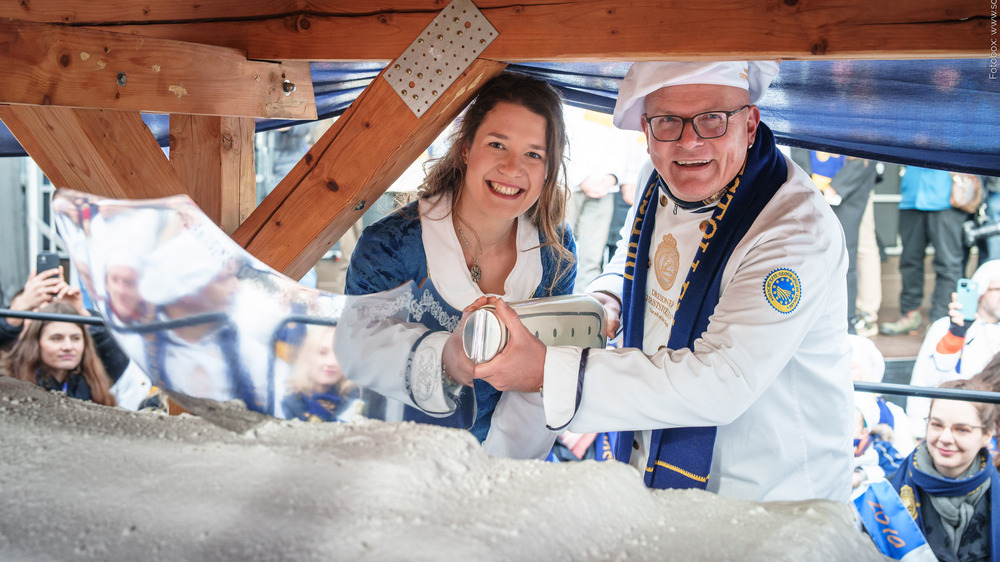 Anschnitt des Riesenstollens: Bäckermeister Steffen Böhme und Stollenmädchen Lorna Prenzel  . Foto: Schutzverband Dresdner Stollen e. V./Michael Schmidt 