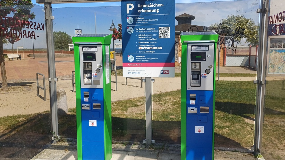 Parkautomaten mit QR Code Schild Foto:  PRM