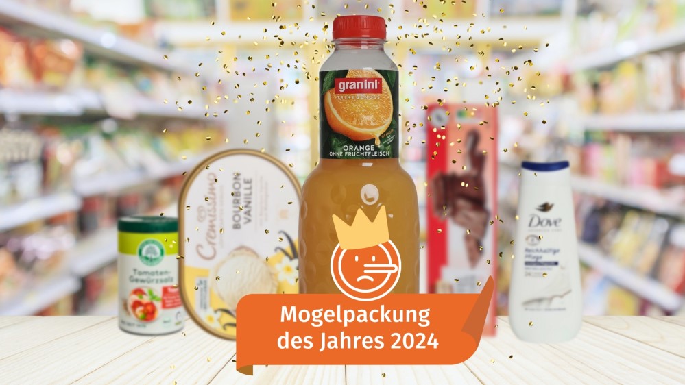 Verbraucherzentrale Mogelpackung des Jahres Granini Orangensaft Sieger mit anderen Kandidaten und Plakette  Foto: © Verbraucherzentrale Hamburg e.V.