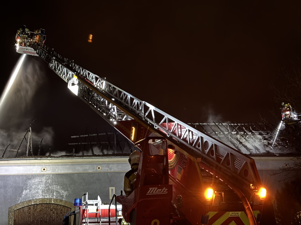 © Feuerwehr Dresden Bei der Brandbekämpfung kommen auch Drehleitenr zum Einsatz.