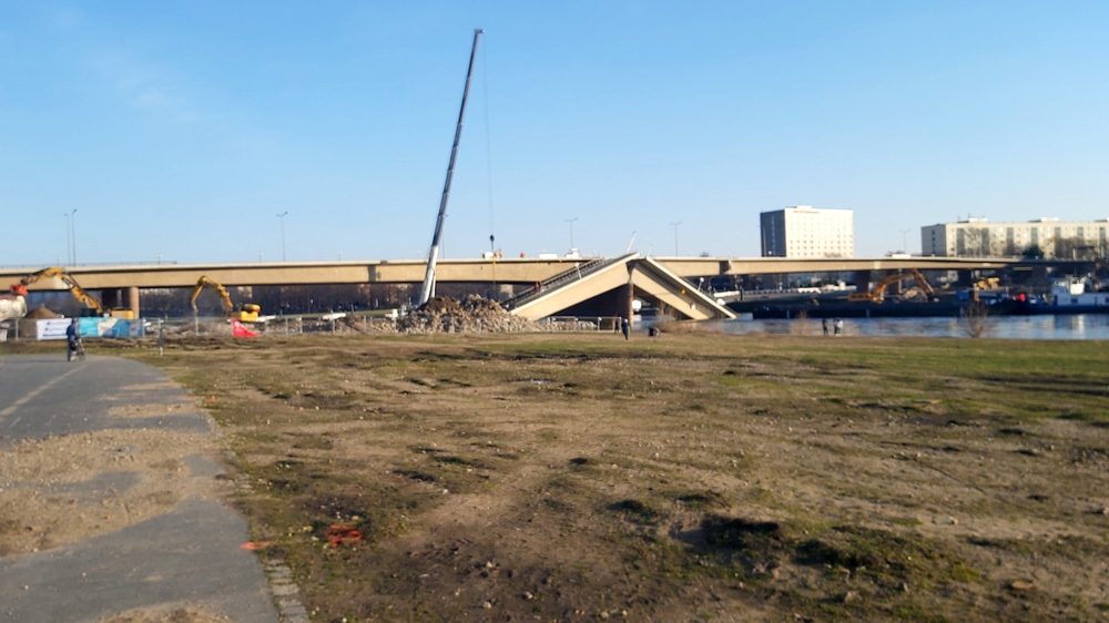 Arbeiten am Neustädter Elbufer laufen. Foto: MeiDresden,de