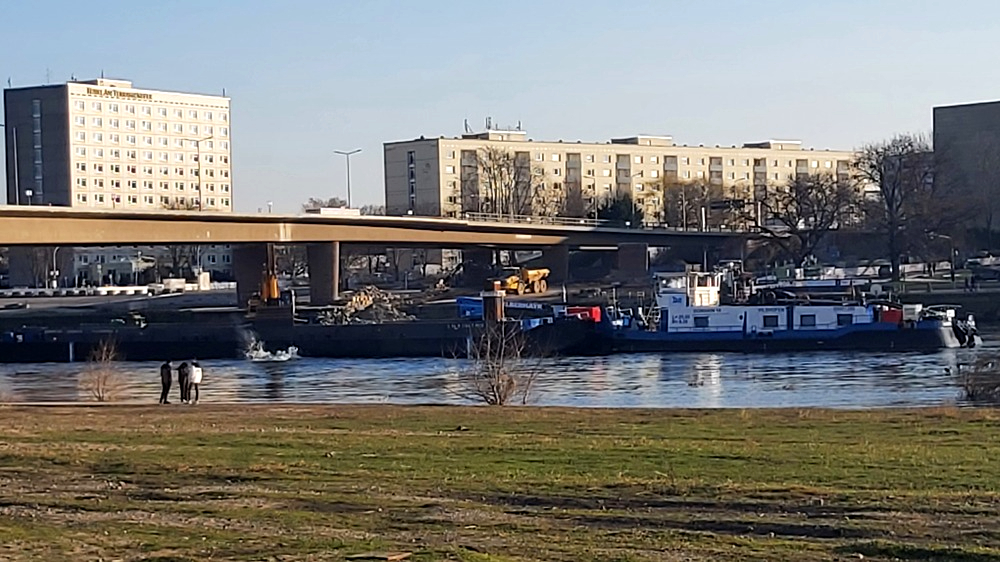 Aktuell wird auch wieder im Flussbett unterhalb der Carolabrücke gebaggert. Foto: MeiDresden.de