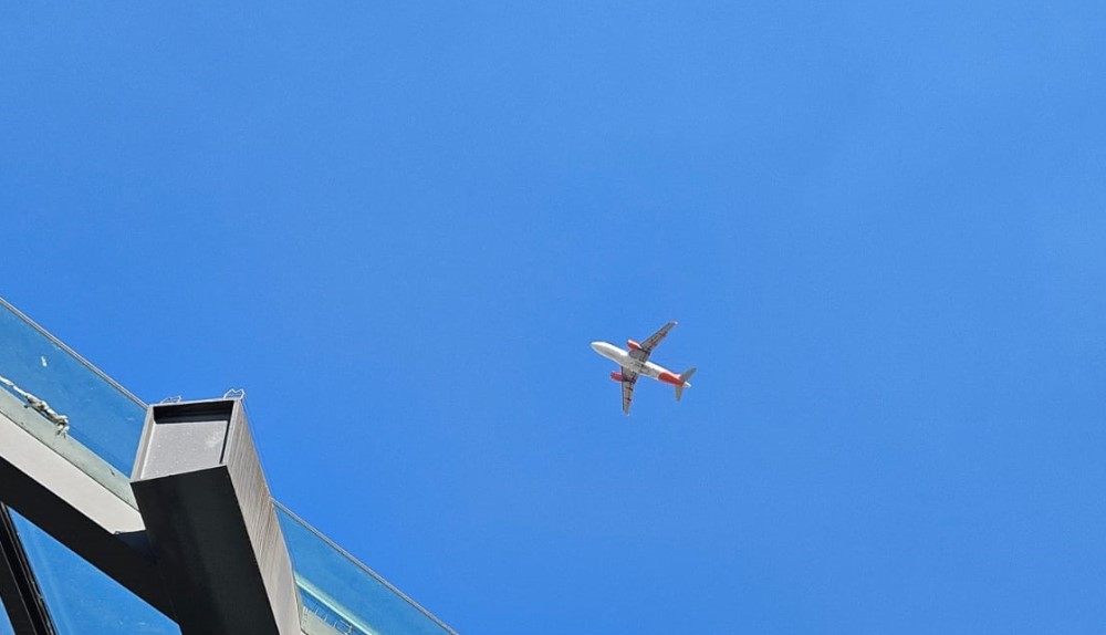Easyjet über Dresden - Die Fluggesellschaft hat sich auch vom aktiven Flugbetrieb in Dresden verabschiedet, kommt aber zu Trainingsflügen nach Dresden  Foto: Steffen R. Natzschka
