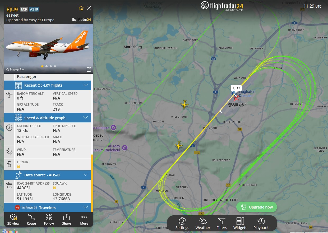 Screenshot:  flightradar24.com
