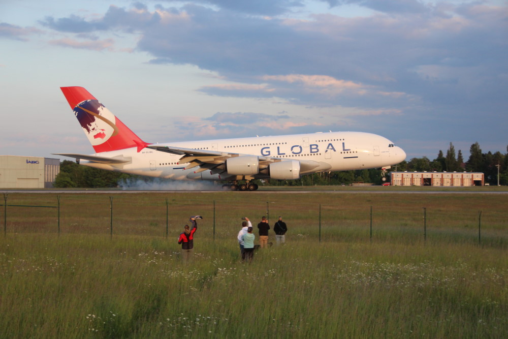 GLOBAL Landung Dresden  Foto: © Tim Völkel    Instagram: drs_plane.spotter
