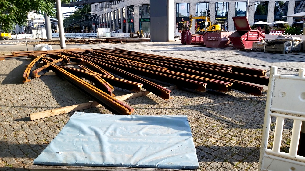 Die ersten Schienenteile für die Gleiskreuzung am Postplatz werden verlegt. Foto: MeiDresden.de