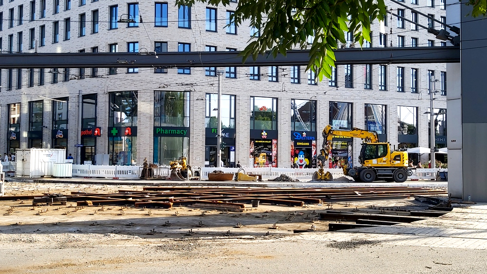 Die ersten Schienenteile für die Gleiskreuzung am Postplatz werden verlegt. Foto: MeiDresden.de