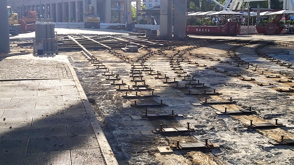 Die ersten Schienenteile für die Gleiskreuzung am Postplatz werden verlegt. Foto: MeiDresden.de