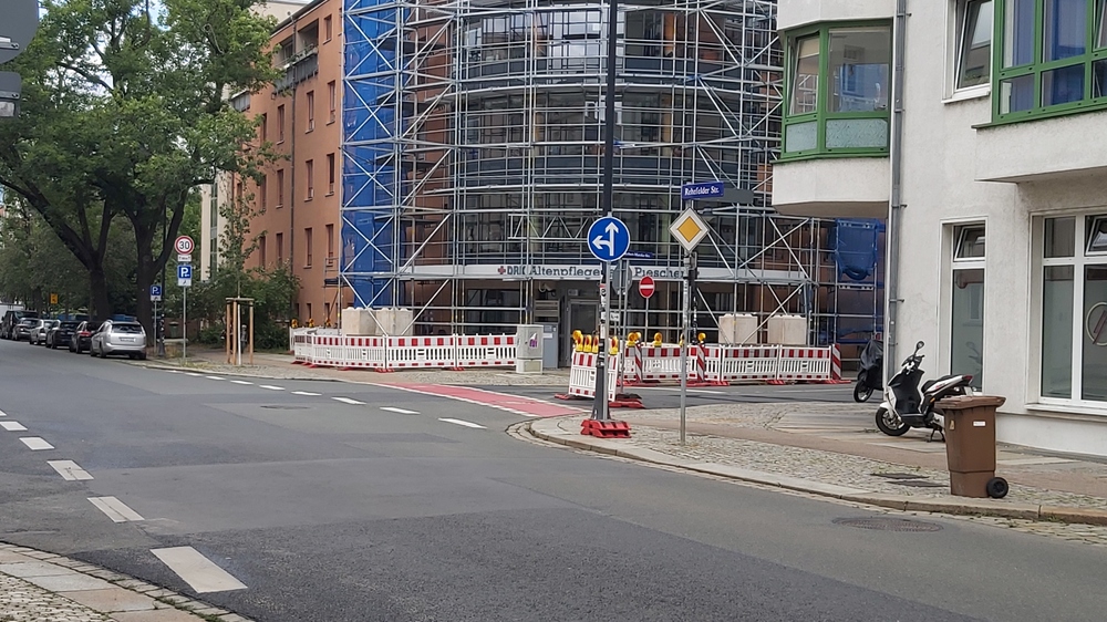 Nach 8 Jahren warten und Hoffnung soll im Jahr 2026 endlich ein Zebrastreifen auf der Rehefelder Straße in Pieschen entstehen.  Foto: MeiDresden.de