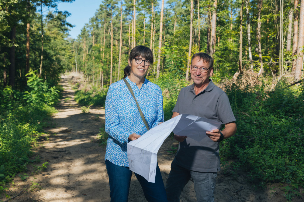Planung Stromtrasse Hellerau  Foto: Olliver Killig    - Dr. Tanja Fischer, Vorstand Bürgerschaft Hellerau e.V. und Frank Wagner, Projektleiter Hochspannung SachsenNetze besprechen die neue Alternative für die Stromtrasse.