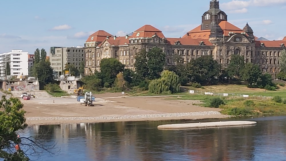 Auf der Neustädter Seite wurde der Bereich an der ehemaligen Carolabrücke nahezu fertig beräumt und wieder hergestellt. Foto: MeiDresden.de