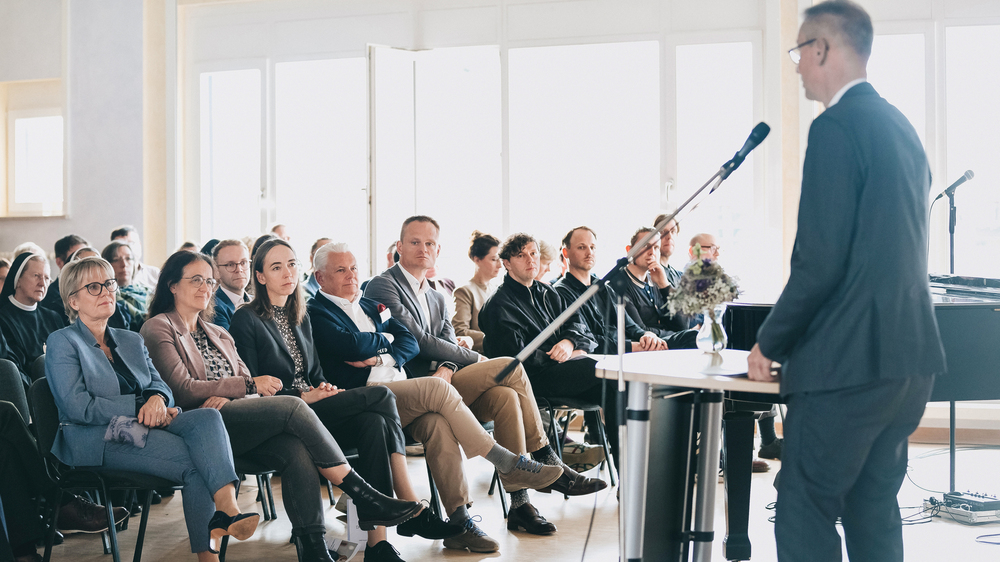 Unter den Gästen der feierlichen Eröffnung: Staatsministerin Barbara Klepsch, Staatssekretärin Dagmar Neukirch, Sozialbürgermeisterin Dr. Kristin Klaudia Kaufmann und AOK-Vorstand Rainer Striebel (Grußwort).  © Krankenhaus St. Joseph-Stift Dresden