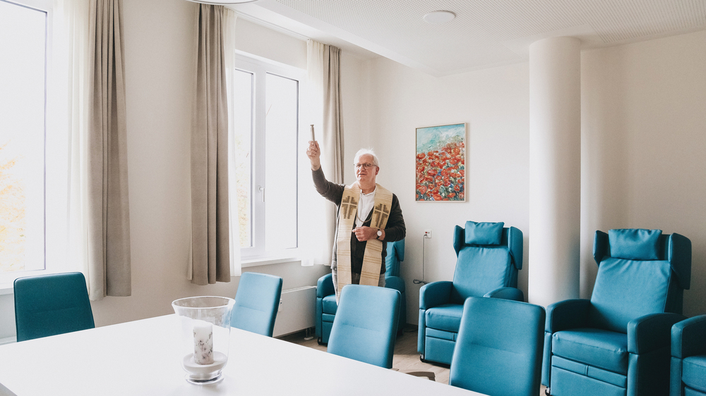 Dompfarrer Norbert Büchner segnet die neuen Räume im Tageshospiz. © Krankenhaus St. Joseph-Stift Dresden