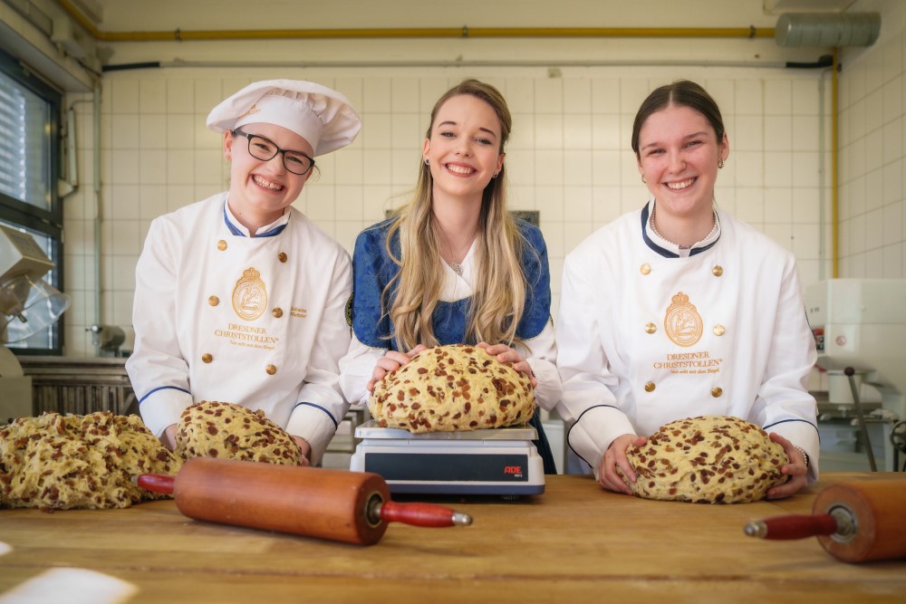 Johanna Meitzner,  Stollenmädchen Johanna Worm und Nelly Köhler v.l.n  Foto:Schutzverband Dresdner Stollen e.V./Michael Schmidt