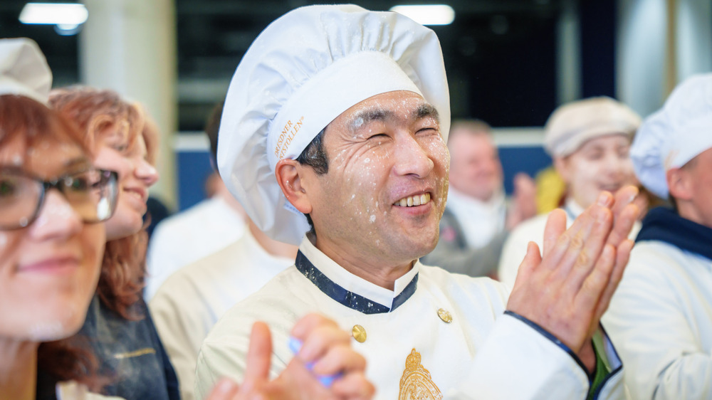 Ryo Yamanishi nach der traditionellen Puderzuckertaufe.  Foto:  Schutzverband Dresdner Stollen e.V./Michael Schmidt