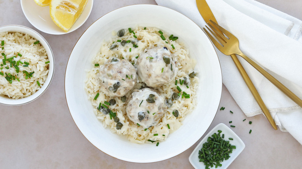 Mit Hähnchen, Pute und Co. lassen sich beliebte Familienrezepte immer wieder neu entdecken - wie beispielsweise die "Puten-Königsberger-Klopse". Foto: DJD/www.deutsches-geflügelde