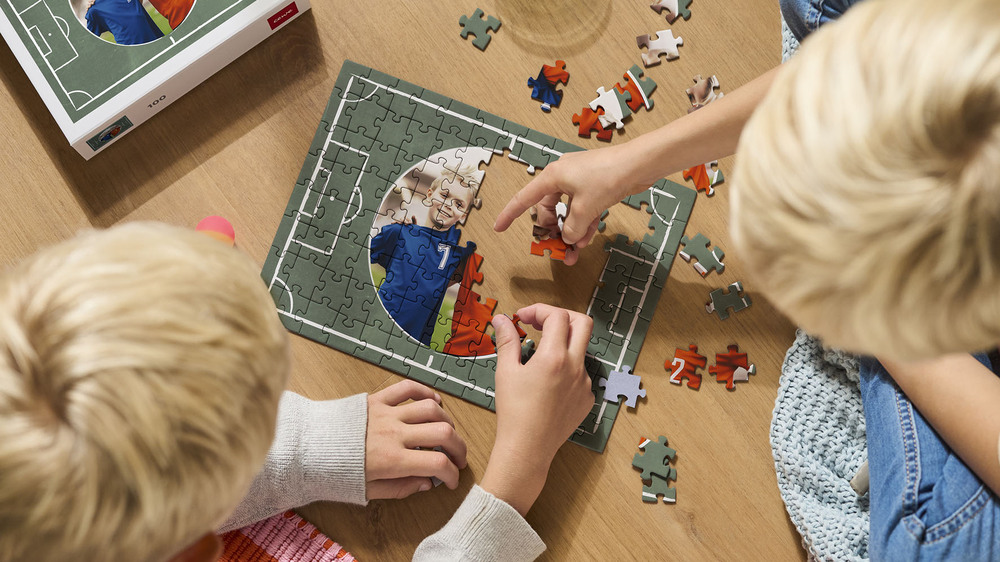 Osterspaß garantiert: Beim Puzzeln eines eigenen Fotomotivs macht die ganze Familie mit. Foto: DJD/CEWE