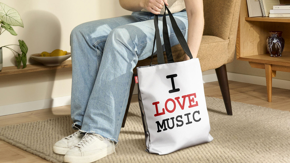 Mit einem persönlichen Druck wird die Premium-Tragetasche zu einem stylischen Begleiter. Foto: DJD/CEWE