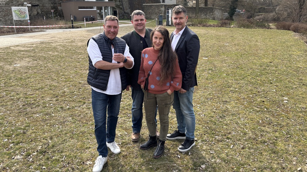 Thomas Böttcher (60), Radebergs Oberbürgermeister Frank Höhme (49), Schlossleiterin Schloss Klippenstein Dr. Karina Iwe (40) und Jens Richter (52, Geschäftsführer der HOGASPORT GmbH) im Schlossgarten. Foto:  meeco Communication Services