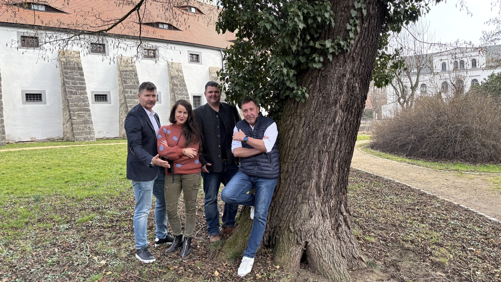 Jens Richter (Geschäftsführer der HOGASPORT GmbH), Schlossleiterin Schloss Klippenstein Dr. Karina Iwe, Radebergs Oberbürgermeister Frank Höhme und Thomas Böttcher vom Radeberger Biertheater. Foto: meeco Communication Services