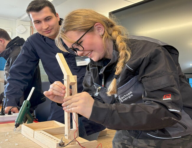Florian Dießner, Leiter des Technikwettstreits, steht der Zweitplatzierten Renée-Cécile Klein bei der Arbeit mit Tipps zur Seite.. Foto: SachsenEnergie