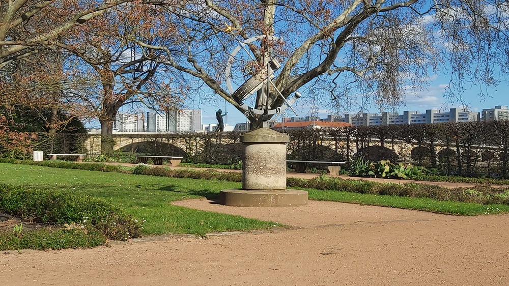Staudengarten mit Sonnenuhr. Foto: MeiDresden.de