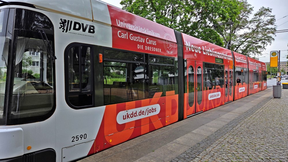 Neue Lieblingsstation Uniklinikum - das UKDD präsentiert Straßenbahn im eigenen Design. Foto: UKDD/Alexander Hesse