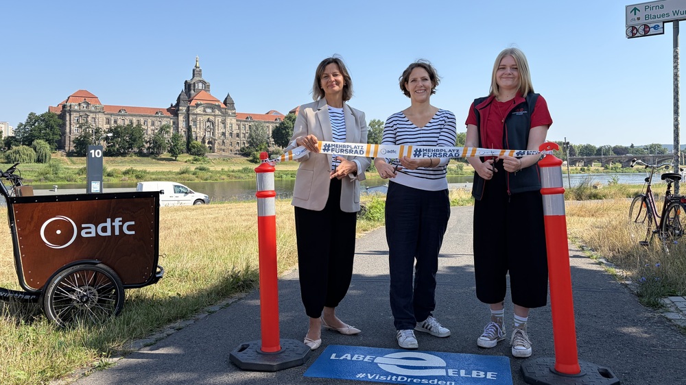 v. l. n. r.: Karla Kallauch, Pressesprecherin der Dresden Marketing GmbH, Juliane Mostertz, Vorstandsmitglied des ADFC Dresden e.V.,  Jule Thöming, Koordinierungsstelle Elberadweg Süd. Foto:  © ADFC Dresden