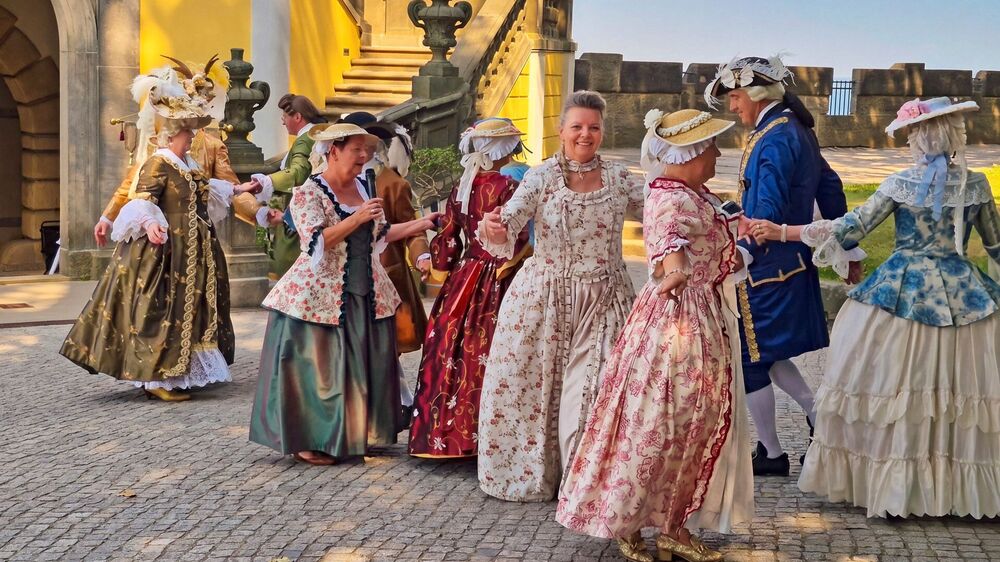 Lebendige Geschichte: Zum Märchenfest flaniert der Verein Barock in Dresden in historischen Kostümen über das Festungsplateau. Foto: Festung Königstein gGmbH