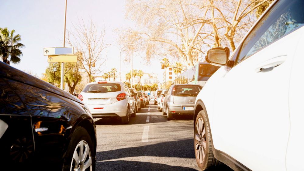Volle Straßen und Termindruck am Morgen bringen viele Menschen schnell zur Verzweiflung. Foto: Magnific