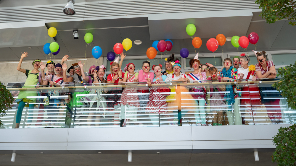 Die MediClows feiern ihr 30-jähriges Jubiläum im Universitätsklinikum mit einem bunten Programm, Torte und einer großen Fotoausstellung. Foto: UKDD/Michael Kretzschmar