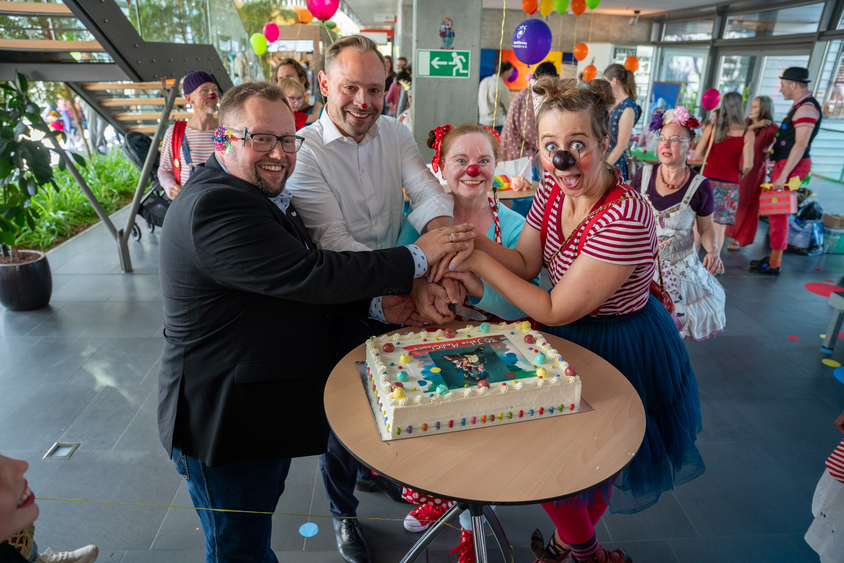 Die MediClows feiern ihr 30-jähriges Jubiläum im Universitätsklinikum mit einem bunten Programm, Torte und einer großen Fotoausstellung. Foto: UKDD/Michael Kretzschmar