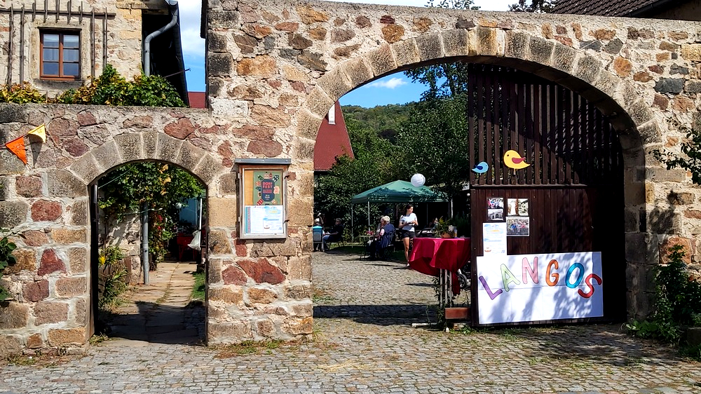 Die liebevoll gestalteten Höfe rund um den historischen Dorfplatz luden zum Verweilen bei Speis und Trank ein. Foto: MeiDresden.de