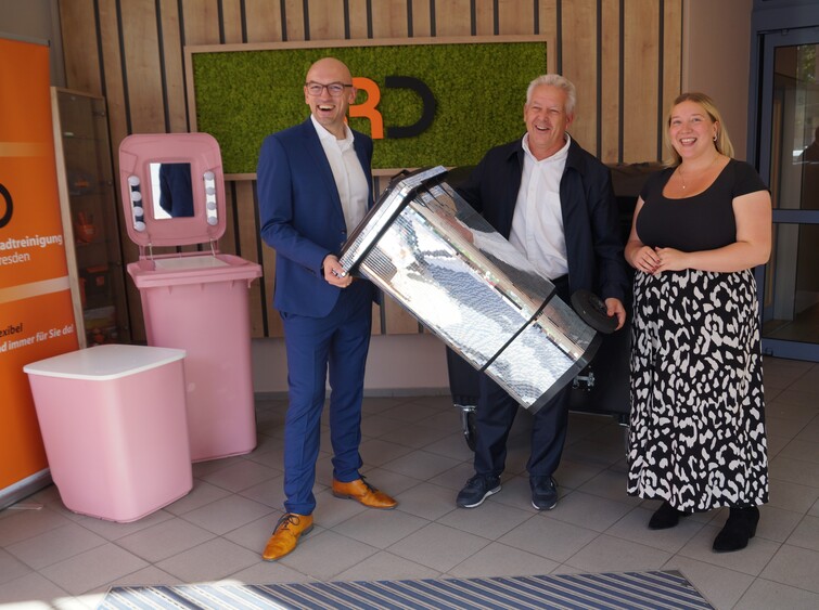 v.l.n.r.: Michael Hammacher (Geschäftsführer SRD), Samantha Wiefel (stolze Besitzerin der Disco-Glitzer-Tonne), Alf Schwaten (Geschäftsführer SRD). Foto:  v.l.n.r.: Michael Hammacher (Geschäftsführer SRD), Samantha Wiefel (stolze Besitzerin der Disco-Glitzer-Tonne), Alf Schwaten (Geschäftsführer SRD)
