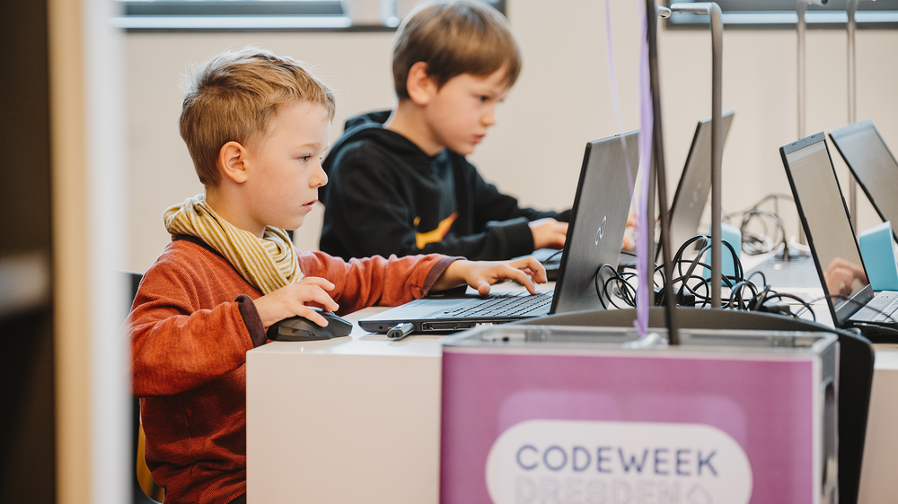 Junge am Rechner Code Week 2024  ©CrossMedia Tour e.V