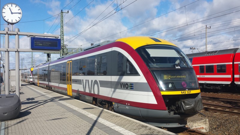 Mitteldeutsche Regiobahn holt Verstärkung aus Bayern - Dieser Triebwagen 0642 327 ist 21 Jahre alt. 