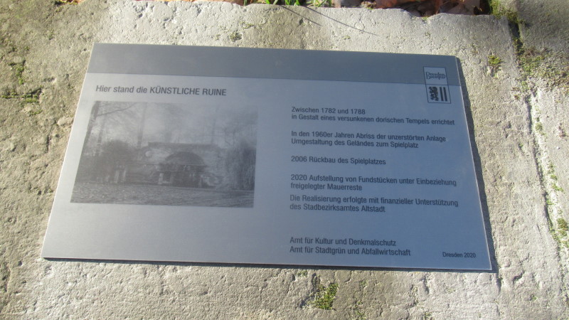 Steinsäulen und Blöcke erinnern an altes Bauwerk im Blüherpark   Foto: Landeshauptstadt Dresden