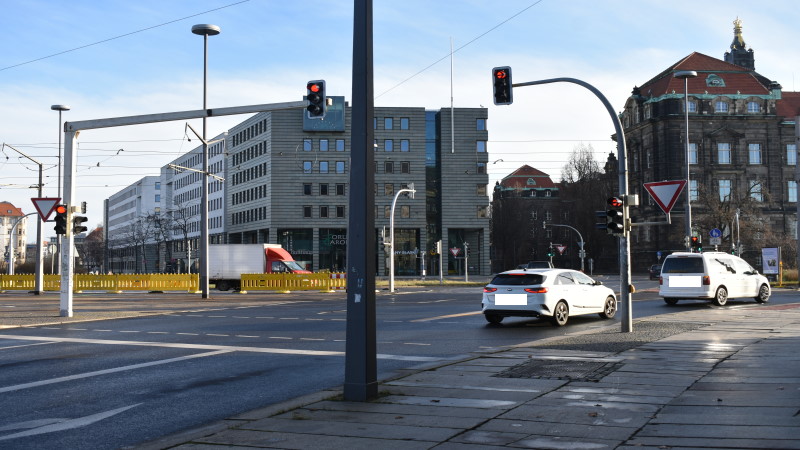 Rotlichtkontrolle am Carolaplatz - 27 Verstöße   Foro: Archivfoto von Kontrolle am 29.12.2020