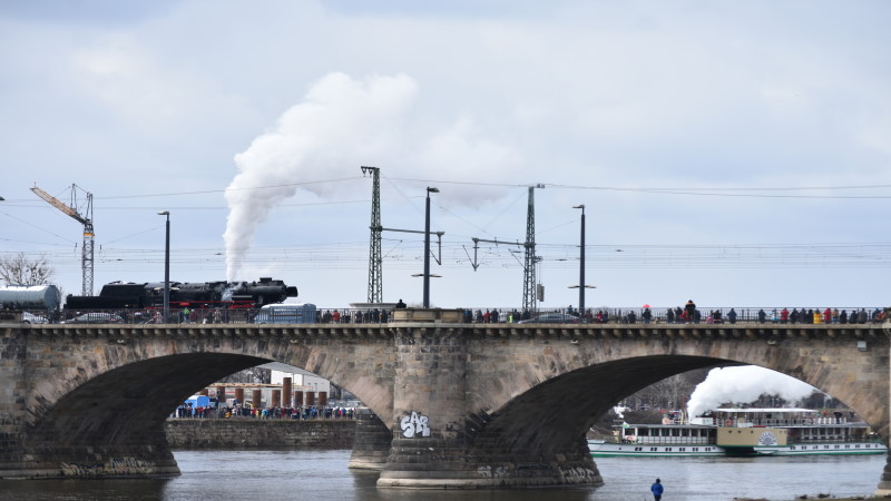 Gänsehautfeeling - "Geisterzug" trifft auf "Geisterschiff" auf der Marienbrücke in Dresden  Foto: MeiDresden.de